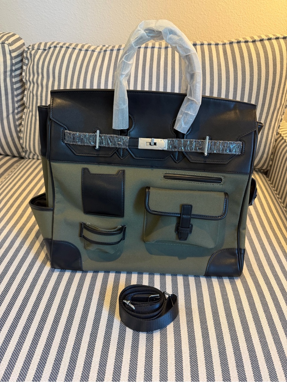 “Fashion” (New) Restructured Canvas Cargo Bag. Olive Green and Black. 🫒🖤🫒🖤🫒🖤